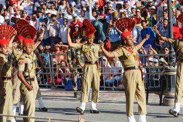 I Watched The Bizarre India Pakistan Border Closing Ceremony - Offbeat ...